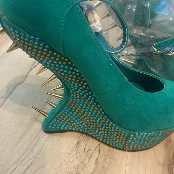 NWOT | Steve Madden Zigzagg Teal and Gold Spike Heels - Picture 2 of 6